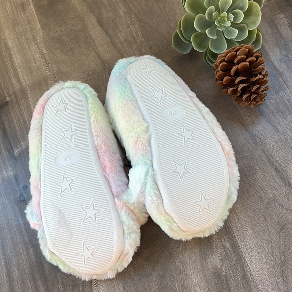 🎁4/$25 - ARDENE plush unicorn slippers - size 3/4 - NEW - Picture 3 of 6